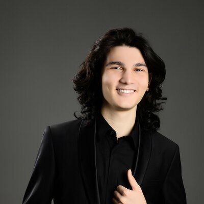 Kaan Baysal in schwarzem Anzug 