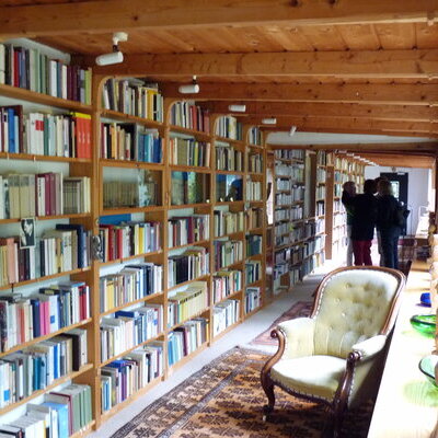 Gut gefüllte Bücherregale in einem Gang im Haus Kreienhoop.