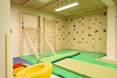 Kletterwand im Bewegungsraum der Kita.
