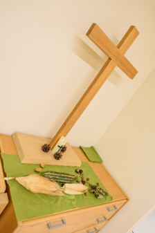 Kleiner Altar mit Kreuz für regelmäßig stattfindende Gottesdienste.